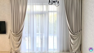 Красивые однотонные шторы на панорамных окнах.